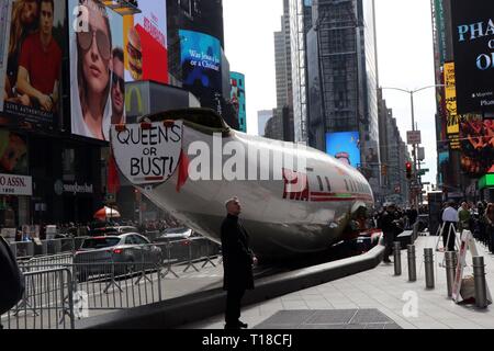 24 mars 2019 - New York City, New York, États-Unis - un avion Lockheed Constellation savent que ''Connie'' a atterri à Time Square, New York. L'avion a été construit pour Trans World Airlines, commandé par le défunt célèbre milliardaire Howard Hughes recluse en 1939. Hughes a battu le record continental -trans, de Burbank, en Californie, à New York en 1946 aux commandes de l'avion et il a été livré à TWA en 1958. Après avoir vérifié un passé l'avion destination finale est l'aéroport JFK et doit être transformée en un bar-salon à la TWA Flight Center nouveau hôtel. (Crédit Image : © G. Ronald Lopez/ZUMA Banque D'Images