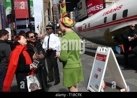 24 mars 2019 - New York City, New York, États-Unis - un avion Lockheed Constellation savent que ''Connie'' a atterri à Time Square, New York. L'avion a été construit pour Trans World Airlines, commandé par le défunt célèbre milliardaire Howard Hughes recluse en 1939. Hughes a battu le record continental -trans, de Burbank, en Californie, à New York en 1946 aux commandes de l'avion et il a été livré à TWA en 1958. Après avoir vérifié un passé l'avion destination finale est l'aéroport JFK et doit être transformée en un bar-salon à la TWA Flight Center nouveau hôtel. (Crédit Image : © G. Ronald Lopez/ZUMA Banque D'Images