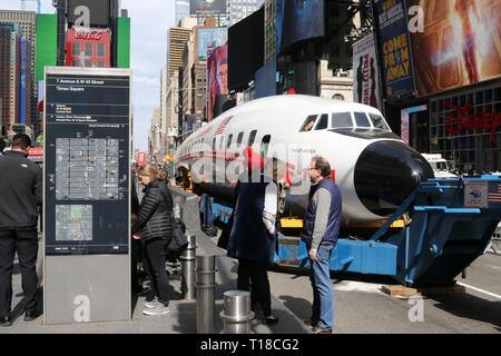 24 mars 2019 - New York City, New York, États-Unis - un avion Lockheed Constellation savent que ''Connie'' a atterri à Time Square, New York. L'avion a été construit pour Trans World Airlines, commandé par le défunt célèbre milliardaire Howard Hughes recluse en 1939. Hughes a battu le record continental -trans, de Burbank, en Californie, à New York en 1946 aux commandes de l'avion et il a été livré à TWA en 1958. Après avoir vérifié un passé l'avion destination finale est l'aéroport JFK et doit être transformée en un bar-salon à la TWA Flight Center nouveau hôtel. (Crédit Image : © G. Ronald Lopez/ZUMA Banque D'Images