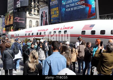 24 mars 2019 - New York City, New York, États-Unis - un avion Lockheed Constellation savent que ''Connie'' a atterri à Time Square, New York. L'avion a été construit pour Trans World Airlines, commandé par le défunt célèbre milliardaire Howard Hughes recluse en 1939. Hughes a battu le record continental -trans, de Burbank, en Californie, à New York en 1946 aux commandes de l'avion et il a été livré à TWA en 1958. Après avoir vérifié un passé l'avion destination finale est l'aéroport JFK et doit être transformée en un bar-salon à la TWA Flight Center nouveau hôtel. (Crédit Image : © G. Ronald Lopez/ZUMA Banque D'Images