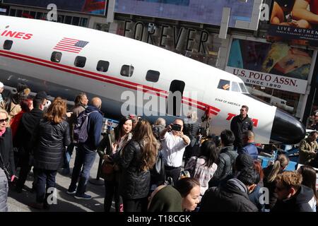 24 mars 2019 - New York City, New York, États-Unis - un avion Lockheed Constellation savent que ''Connie'' a atterri à Time Square, New York. L'avion a été construit pour Trans World Airlines, commandé par le défunt célèbre milliardaire Howard Hughes recluse en 1939. Hughes a battu le record continental -trans, de Burbank, en Californie, à New York en 1946 aux commandes de l'avion et il a été livré à TWA en 1958. Après avoir vérifié un passé l'avion destination finale est l'aéroport JFK et doit être transformée en un bar-salon à la TWA Flight Center nouveau hôtel. (Crédit Image : © G. Ronald Lopez/ZUMA Banque D'Images