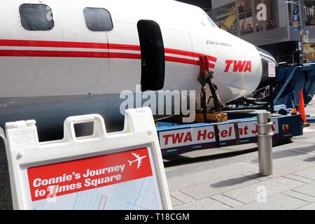 24 mars 2019 - New York City, New York, États-Unis - un avion Lockheed Constellation savent que ''Connie'' a atterri à Time Square, New York. L'avion a été construit pour Trans World Airlines, commandé par le défunt célèbre milliardaire Howard Hughes recluse en 1939. Hughes a battu le record continental -trans, de Burbank, en Californie, à New York en 1946 aux commandes de l'avion et il a été livré à TWA en 1958. Après avoir vérifié un passé l'avion destination finale est l'aéroport JFK et doit être transformée en un bar-salon à la TWA Flight Center nouveau hôtel. (Crédit Image : © G. Ronald Lopez/ZUMA Banque D'Images