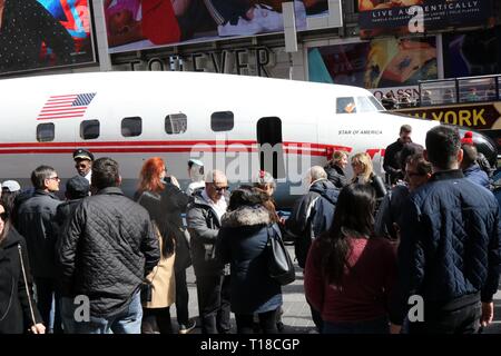 24 mars 2019 - New York City, New York, États-Unis - un avion Lockheed Constellation savent que ''Connie'' a atterri à Time Square, New York. L'avion a été construit pour Trans World Airlines, commandé par le défunt célèbre milliardaire Howard Hughes recluse en 1939. Hughes a battu le record continental -trans, de Burbank, en Californie, à New York en 1946 aux commandes de l'avion et il a été livré à TWA en 1958. Après avoir vérifié un passé l'avion destination finale est l'aéroport JFK et doit être transformée en un bar-salon à la TWA Flight Center nouveau hôtel. (Crédit Image : © G. Ronald Lopez/ZUMA Banque D'Images