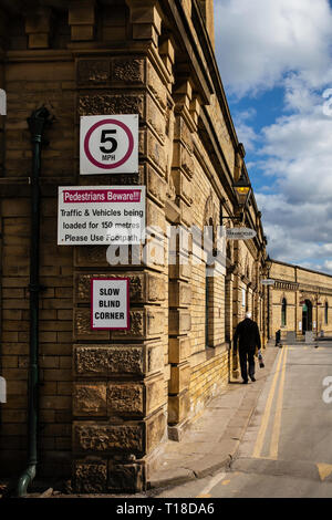 Moulin à sel (parfois orthographié Salt's Mill) est une ancienne usine de textile, maintenant une galerie d'art, centre commercial, restaurant et complexe à Saltaire, Bradford Banque D'Images