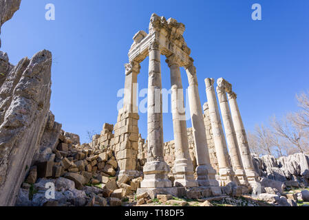 Un temple romain dédié à Zeus Baal et une basilique byzantine s'asseoir au début de la vallée de Nahr el Kalb sur le mont Liban. Banque D'Images