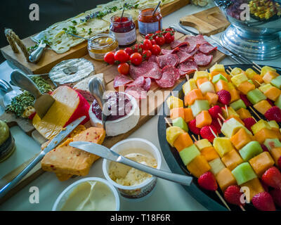 L'antipasto propagation avec des fruits frais de saison Banque D'Images