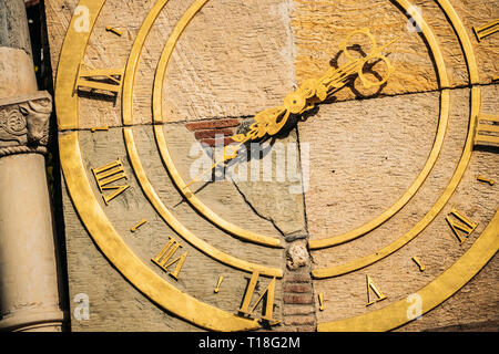 Tbilissi, Géorgie. Close Up Détails de Rezo Gabriadze célèbre théâtre de marionnettes Tour de l'horloge sur la vieille ville. Musée du Théâtre de marionnettes à Tbilissi, Géorgie Banque D'Images