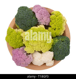 Légumes colorés naturellement sur plaque de bois, isolé sur blanc. Chou-fleur crus assortis, avec des fleurons de brocoli. Assortiment en bonne santé. Banque D'Images