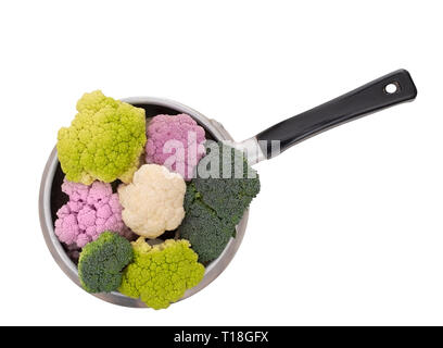 Dans une casserole de légumes colorés, isolé sur blanc. Matières violet, vert et blanc, le chou-fleur avec des fleurons de brocoli. Assortiment en bonne santé. Banque D'Images