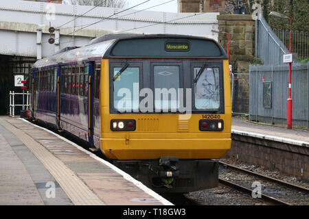 Catégorie stimulateur diesel 142 en attente 2 plate-forme de la baie à Lancaster gare avec un train local à Morecambe le 21 mars 2019. Banque D'Images