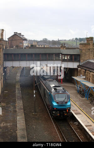 Class 68 nombre de locomotives diesel-électriques en 68026 TransPennine Express livrée à l'arrière du train d'essai laissant 5 plate-forme à la gare de Lancaster. Banque D'Images