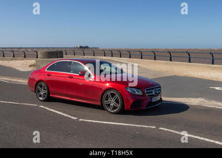 Mercedes-Benz E 220 D'AUTOMOBILE SE roulant sur la promenade du front de mer, Marine Drive, Southport, Merseyside, Royaume-Uni Banque D'Images