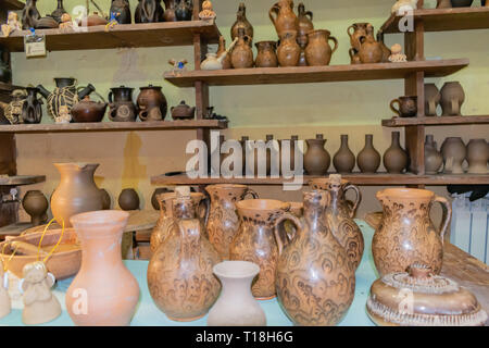 Les produits en argile, pichets tasses navires liquide, de la poterie Banque D'Images