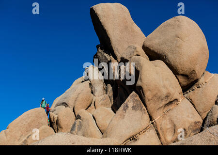 Les randonneurs profiter de l'incroyable rock formations font partie du paysage dans la région de Joshua Tree National Park, Californie Banque D'Images