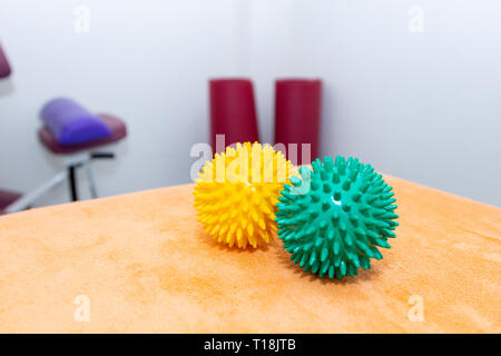 Divers matériel de gymnastique colorés pour des exercices à la physiothérapeute Banque D'Images