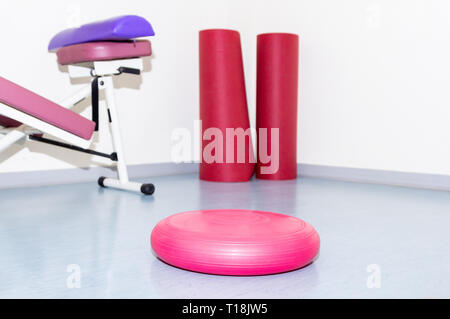 Divers matériel de gymnastique colorés pour des exercices à la physiothérapeute Banque D'Images