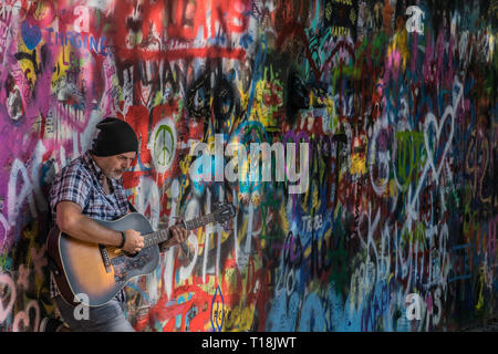 Prague, République tchèque - Le 10 septembre 2019 : Rue des chansons des Beatles Busker en face de John Lennon Wall sur l'île Kampa. Banque D'Images