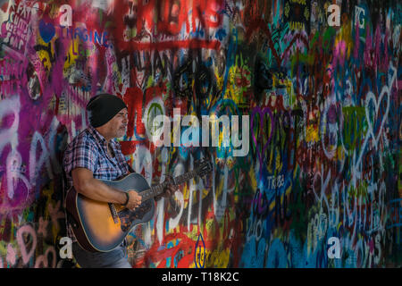 Prague, République tchèque - Le 10 septembre 2019 : Rue des chansons des Beatles Busker en face de John Lennon Wall sur l'île Kampa. Banque D'Images