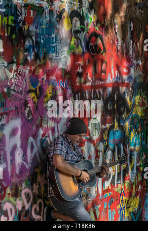 Prague, République tchèque - Le 10 septembre 2019 : Rue des chansons des Beatles Busker en face de John Lennon Wall sur l'île Kampa. Banque D'Images