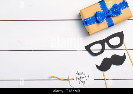 Concept de la Fête des pères, de la moustache et boîte-cadeau over White Background Banque D'Images