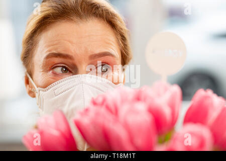 Femme au foyer ayant une forte allergie et sentiment sensible aux fleurs Banque D'Images