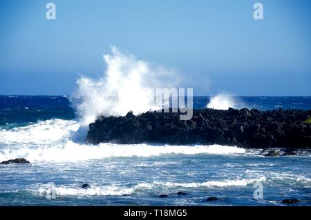 De fortes vagues qui fulminantly sur un mur à la mer de la côte d'Hawaï lave Banque D'Images