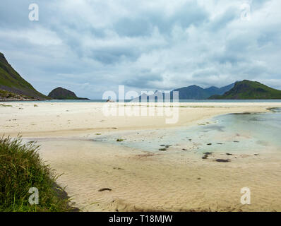 Plage de sable Haukland soirée d'afficher (Norvège, îles Lofoten). Banque D'Images