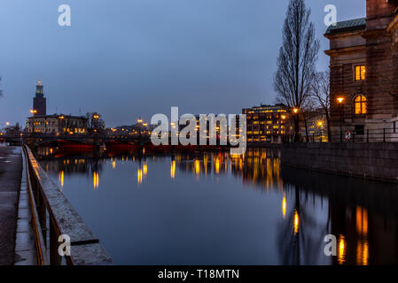 L'Hôtel de Ville de Stockholm (tadshus «' en suédois) et le pont Vasabron se reflétant dans la mer dans la soirée - 4 Banque D'Images