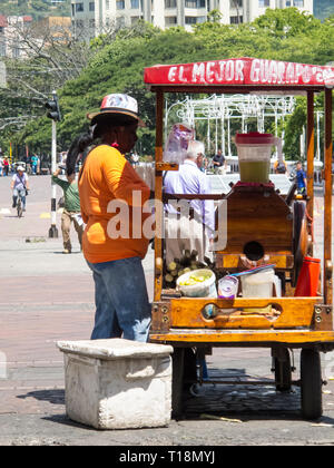 CALI, COLOMBIE - Février, 2019 Rue : Vendeur de jus de canne à sucre appelé guarapo Banque D'Images