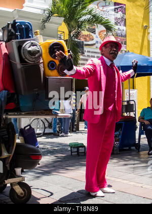 CALI, COLOMBIE - Février, 2019 : chanteur et danseur de salsa d'effectuer à une rue du centre-ville de Cali Banque D'Images