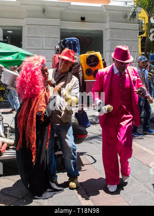 CALI, COLOMBIE - Février, 2019 : chanteur et danseur de salsa d'effectuer à une rue du centre-ville de Cali Banque D'Images