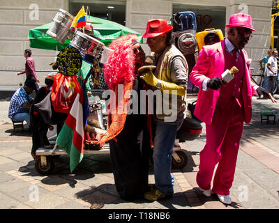 CALI, COLOMBIE - Février, 2019 : chanteur et danseur de salsa d'effectuer à une rue du centre-ville de Cali Banque D'Images