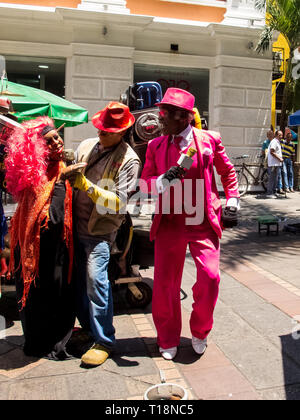 CALI, COLOMBIE - Février, 2019 : chanteur et danseur de salsa d'effectuer à une rue du centre-ville de Cali Banque D'Images