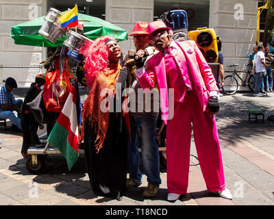 CALI, COLOMBIE - Février, 2019 : chanteur et danseur de salsa d'effectuer à une rue du centre-ville de Cali Banque D'Images