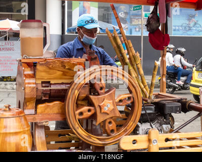 CALI, COLOMBIE - Février, 2019 Rue : Vendeur de jus de canne à sucre appelé guarapo Banque D'Images