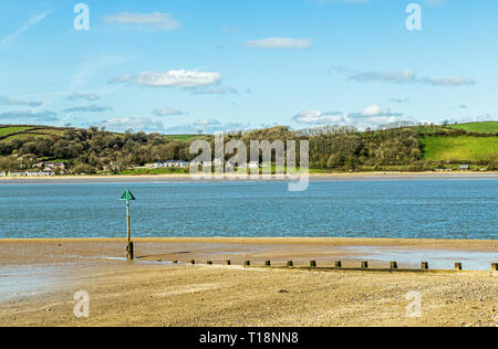 La recherche à travers les zones côtières de l'estuaire de la rivière Tywi vers Llanstephan ou Llansteffan de Ferryside dans Carmarthenshire Galles du Sud sur une journée ensoleillée Banque D'Images