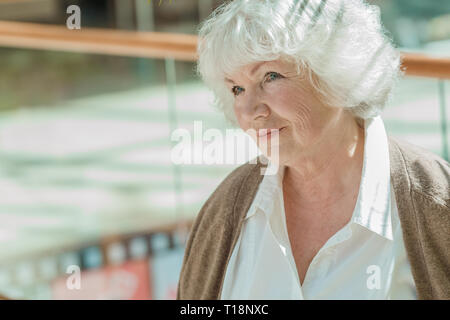 Portrait of senior woman magnifique avec des cheveux blancs Banque D'Images