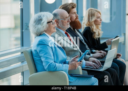 Lors d'une réunion du groupe d'affaires regardant présentation Banque D'Images