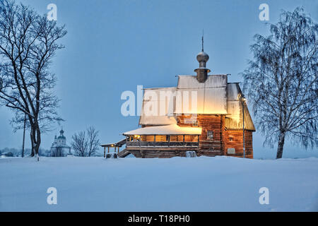 = Église de Saint-nicolas en bois entourée d'arbres en hiver  = Crépuscule magnifique paysage hivernal de Souzdal en vue de l'ancienne église en bois de St. Banque D'Images