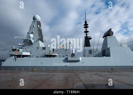 24 mars, 2109, Glasgow, Ecosse, Royaume-Uni. Le HMS Defender destroyer Type 45 amarrés à quai à Govan en visite à Glasgow, Écosse, Royaume-Uni Banque D'Images