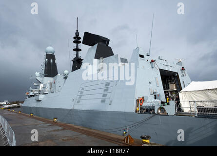 24 mars, 2109, Glasgow, Ecosse, Royaume-Uni. Le HMS Defender destroyer Type 45 amarrés à quai à Govan en visite à Glasgow, Écosse, Royaume-Uni Banque D'Images