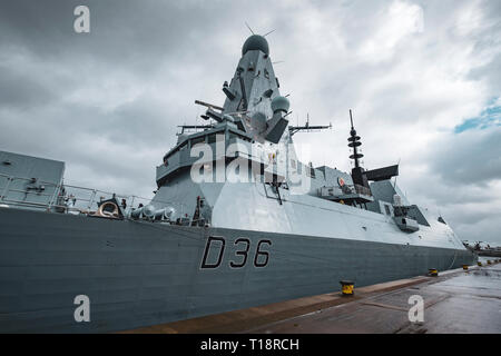 24 mars, 2109, Glasgow, Ecosse, Royaume-Uni. Le HMS Defender destroyer Type 45 amarrés à quai à Govan en visite à Glasgow, Écosse, Royaume-Uni Banque D'Images