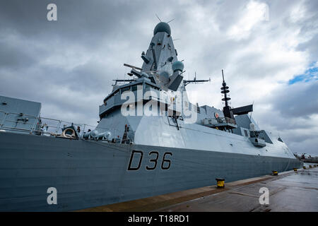 24 mars, 2109, Glasgow, Ecosse, Royaume-Uni. Le HMS Defender destroyer Type 45 amarrés à quai à Govan en visite à Glasgow, Écosse, Royaume-Uni Banque D'Images