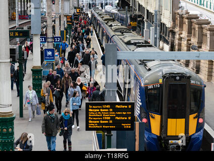 Les passagers débarquent sur la plate-forme de Scotrail train à la gare de Waverley à Édimbourg, Écosse, Royaume-Uni Banque D'Images