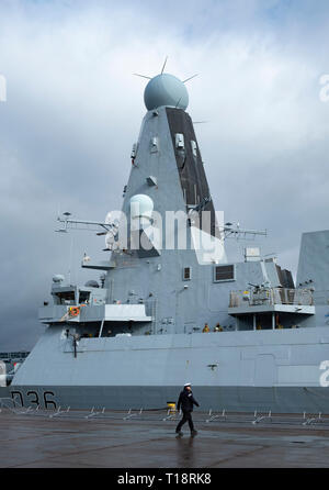 24 mars, 2109, Glasgow, Ecosse, Royaume-Uni. Le HMS Defender destroyer Type 45 amarrés à quai à Govan en visite à Glasgow, Écosse, Royaume-Uni Banque D'Images