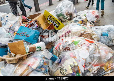 Londres, Royaume-Uni - 23 mars 2019 : des sacs poubelle entassés dans les rues de Londres devant le parlement d'un Brexit panneau disant "nous Banque D'Images