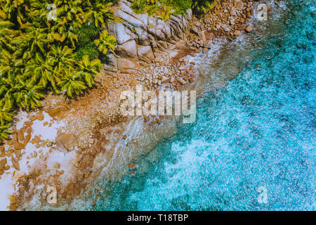 Vue aérienne hélicoptère drone d'une eau turquoise et cristalline des rochers de granit. L'île de La Digue Seychelles Banque D'Images