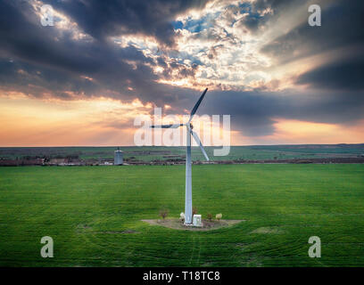 Les moulins à vent pour l'énergie électrique - la production d'énergie avec l'énergie propre et renouvelable - aerial drone abattu Banque D'Images