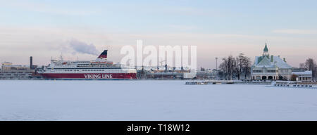 HELSINKI, FINLANDE - le 08 janvier 2015 : Viking Line navire de croisière au départ du port d'Helsinki en hiver Banque D'Images