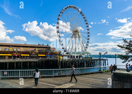 Grande roue ou Grande roue sur l'EMH Seattle waterfront sur une journée ensoleillée, la baie Elliott, l'état de Washington, USA. Banque D'Images